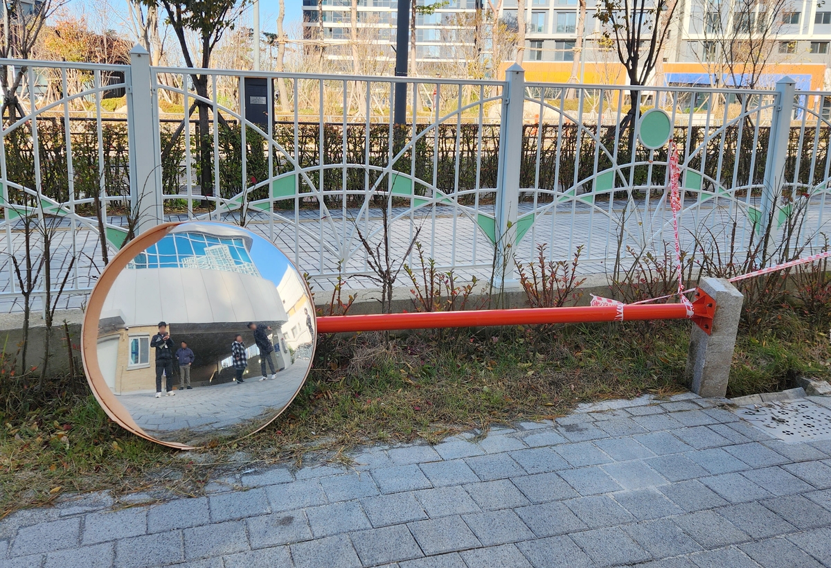 강풍에 인천 학교도 피해 속출…천장 주저앉고 교문 넘어져