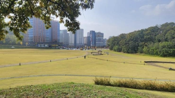 천안시민체육공원 부지 아파트 개발 논란 심화