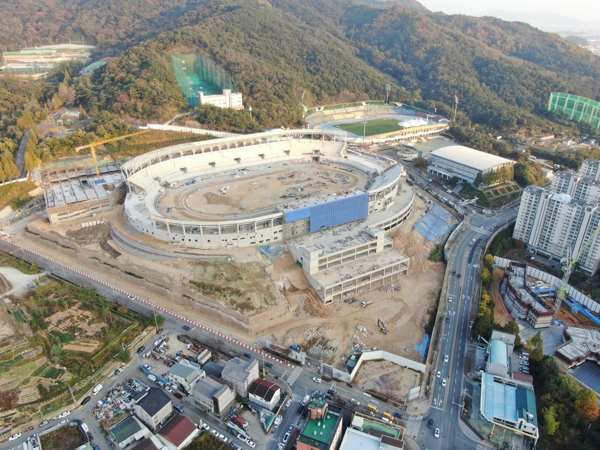 전국체전 김해종합운동장 신축 '삐걱'…임금 체불로 공사 중단