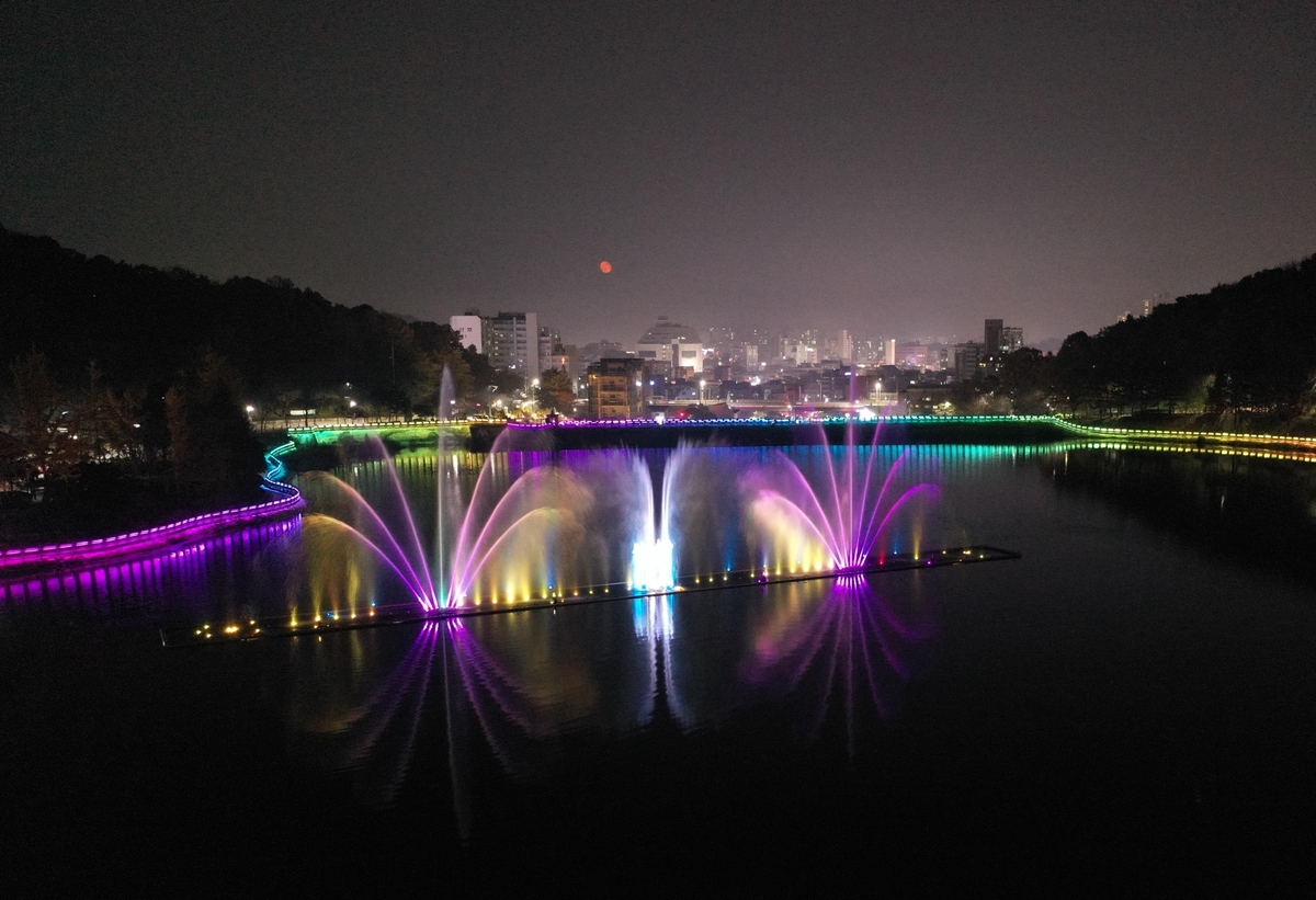 이천 설봉공원 호수 산책로 밤이 화려해진다…경관조명 개선