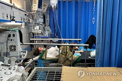 WHO "가자 최대병원 기능 잃었다"…의료진 폭격 속 구명에 사투