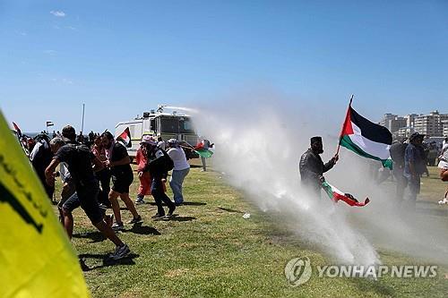 [이·팔 전쟁] 남아공서 이-팔 지지자들 충돌…경찰 물대포 해산