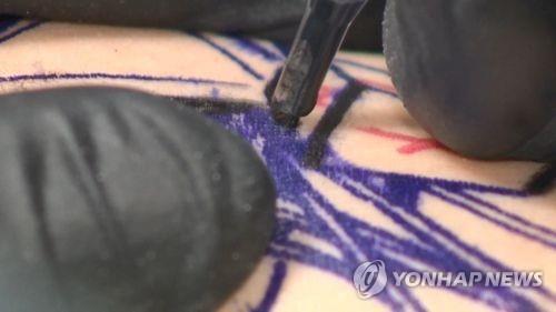 중학생 몸에 문신 새긴 10대…법정서 "요청받아 해준 것"