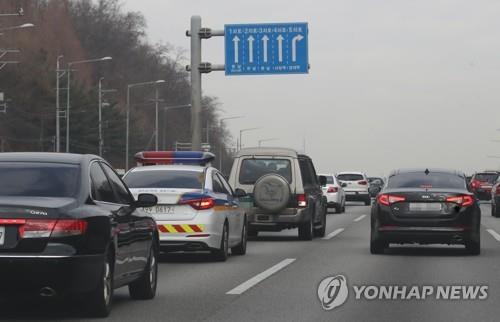 고속도로서 16㎞ 난폭 운전한 40대 체포…"집에 빨리 가려고"