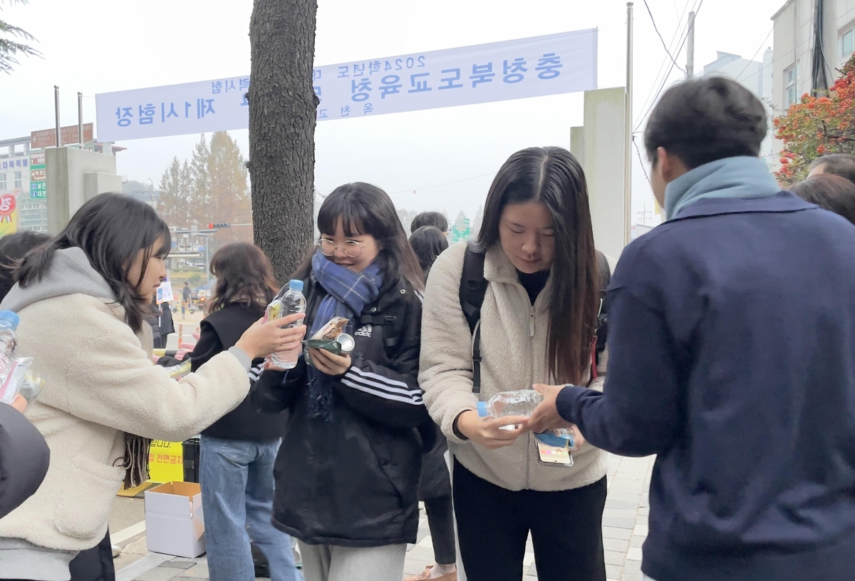 [수능] 충북 차분한 분위기 입실…4년만 응원전도 펼쳐져