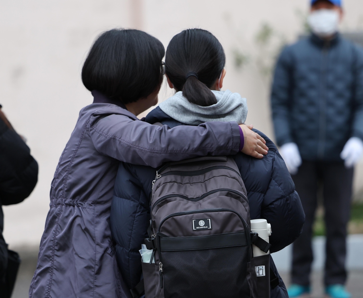 [수능] "잘 치고 와" 울산 수험생들 따뜻한 응원받으며 입실