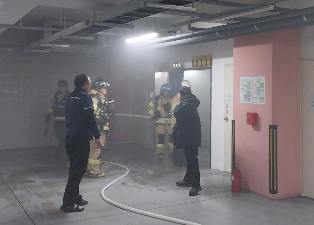 인천 오피스텔 기계식 주차장 화재…1명 연기흡입