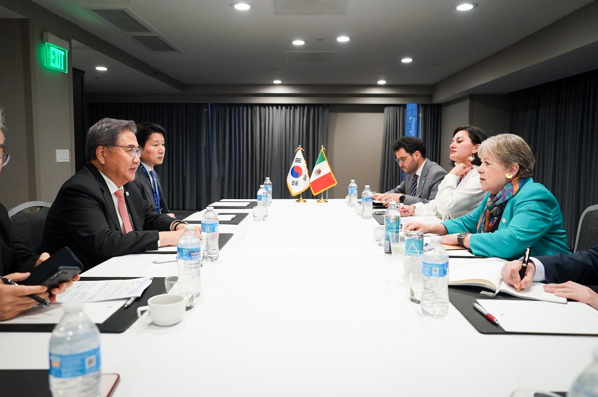 박진, APEC 계기로 캐나다·멕시코와 회담…北문제 등 협력논의