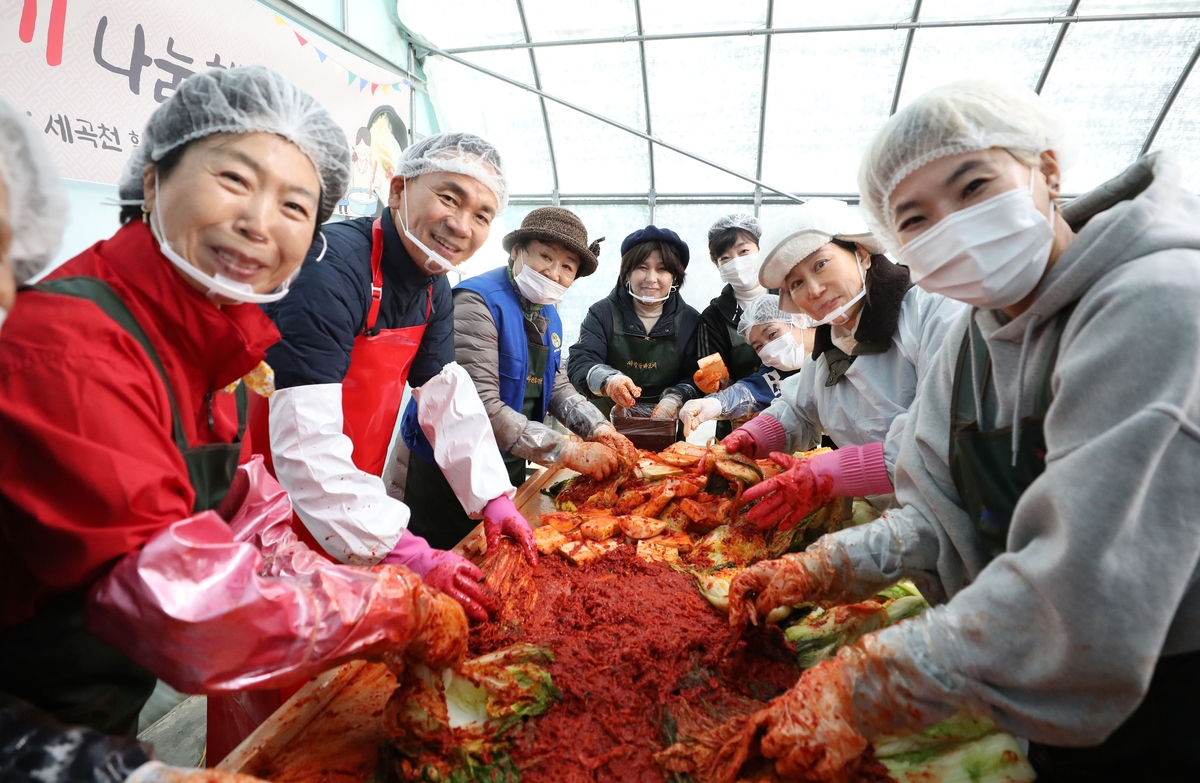 강남구, 세곡동 텃밭서 수확한 배추로 김장…저소득층 전달