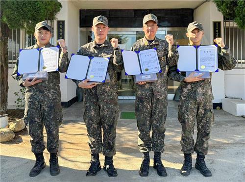 "도와 드릴 수 있어 다행" 차 사고 운전자 구조한 해군 장병들