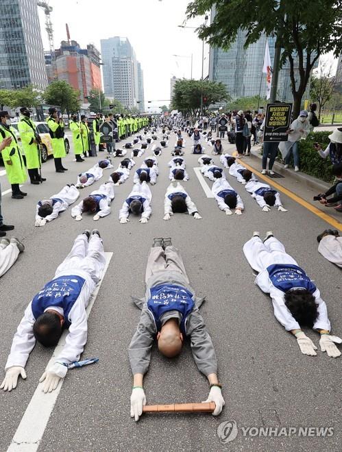 의사 가운 벗고 현장으로…"차별은 공기처럼 존재한다"