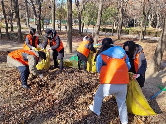 서울시, 서울숲·율현공원 낙엽수거 자원봉사자 모집