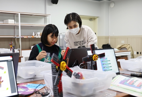 거점형 늘봄학교 가보니…"다른 학교 친구와 놀아서 좋아요"