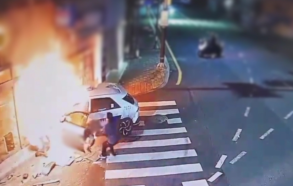 경찰, 불붙은 택시 속 운전사 구한 시민에 감사장