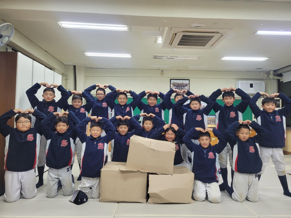 미국프로야구 보스턴과 계약한 이찬솔, 모교에 3천만원 기부