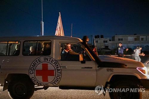 [속보] "하마스, '2차 석방' 인질 14명 적십자 인계 시작"[AFP]