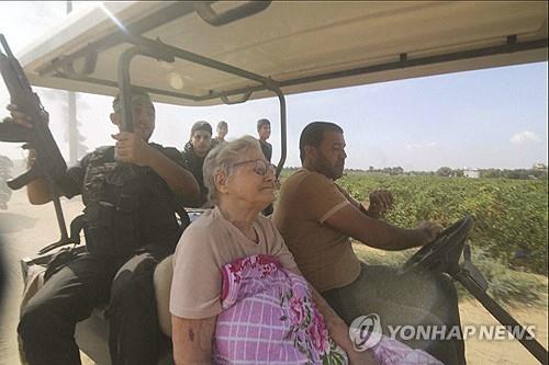 "하마스 석방 인질들 체중 감소…의자로 만든 간이침대서 자"