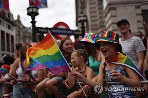 英부모, 성 소수 10대 딸 유방절제술 금지 소송…법원 기각