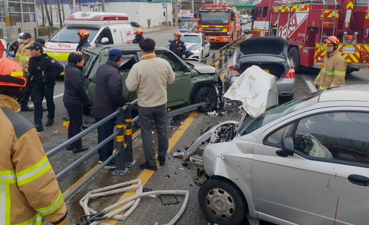 김포 고촌읍 도로서 차량 3대 추돌사고…6명 부상