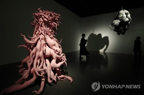 뉴욕 메트미술관, 건물 정면에 한국현대미술작가 이불 작품 설치