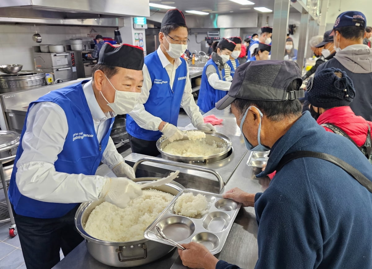 부회장은 배식·사장은 베이킹…삼성 '나눔위크'