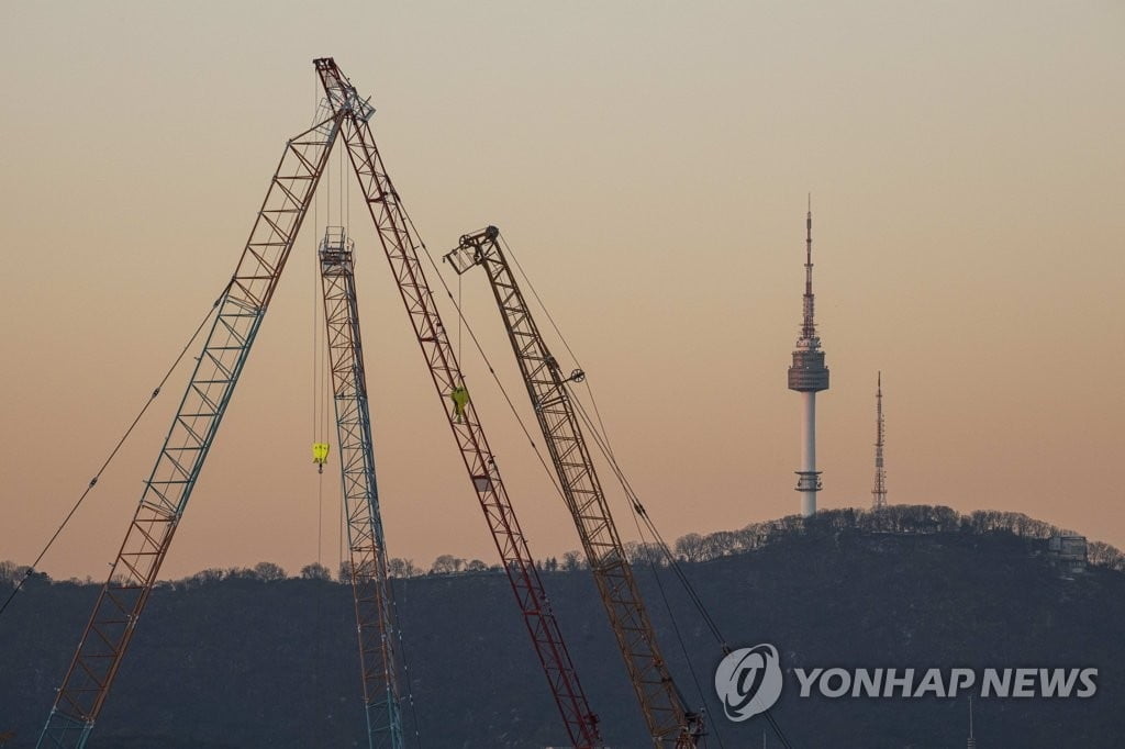 강풍에 수도권 신축 건설현장 '와르르'