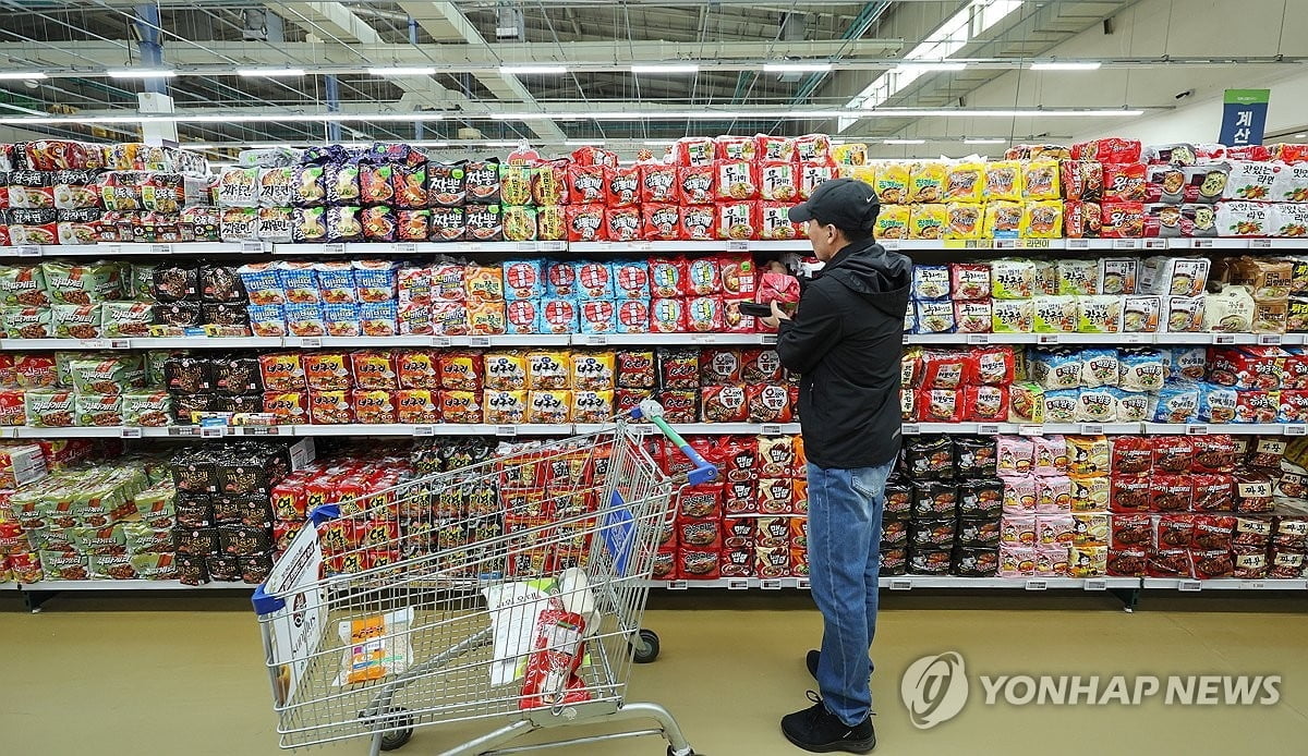 고물가에 중산층도 라면 '후루룩'