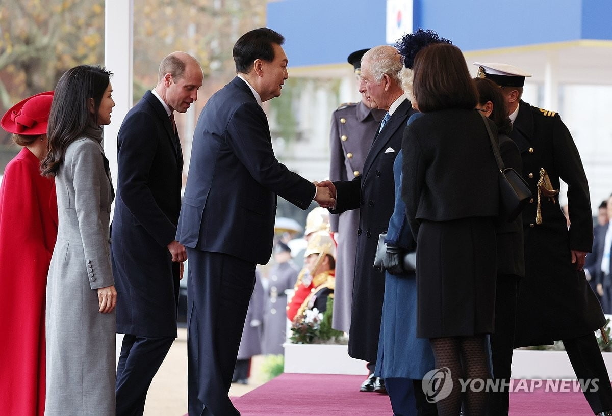 尹대통령, 찰스3세와 의장대 사열…버킹엄궁 이동