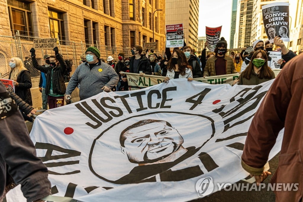 흑인 플로이드 살해 경찰, 교도소서 흉기 피습