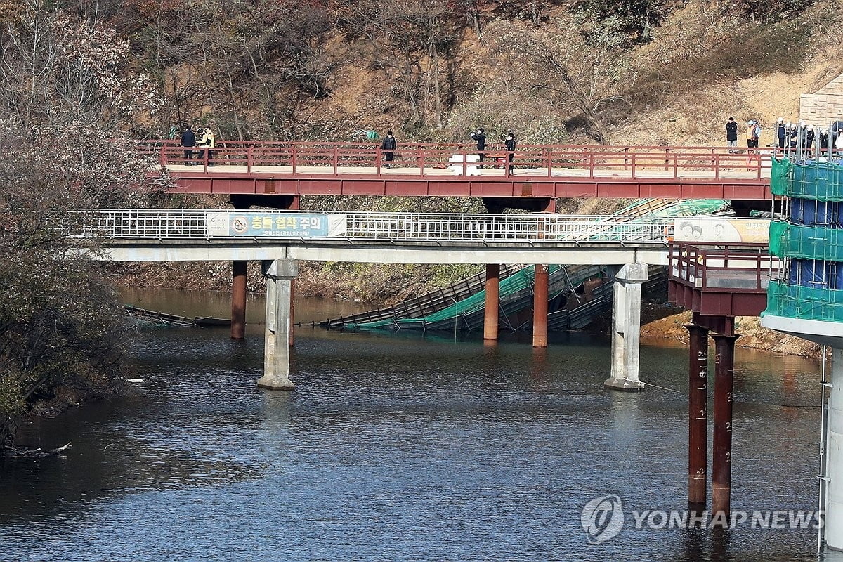 저수지 교량 공사 중 '와르르'…2명 숨져