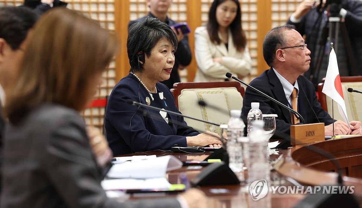 日외무상, 부산서 '82년생 김지영' 구입…왜?