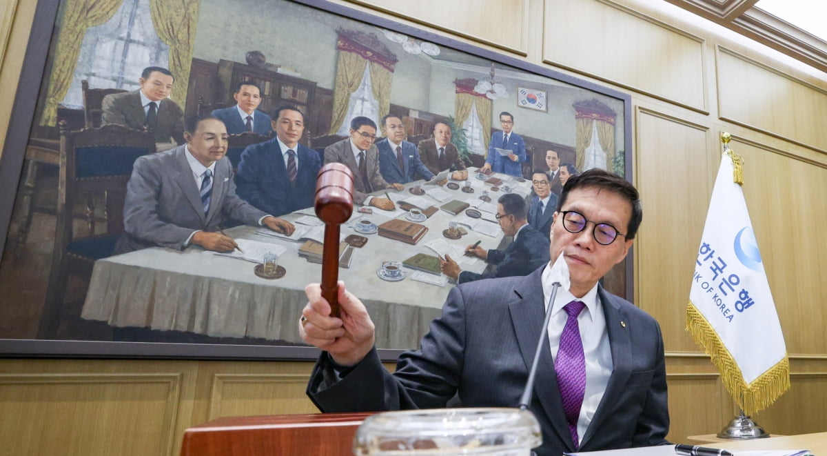 이창용 한국은행 총재가 30일 서울 중구 한국은행에서 열린 금융통화위원회 통화정책방향 결정회의에서 의사봉을 두드리고 있다. 