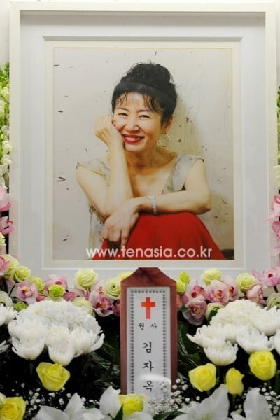 A national princess who was more beautiful than flowers... The late Kim Ja-ok's 9th anniversary today... Oh Seung-geun and Kang Bu-ja 'deep longing'