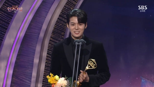 Kim Nam-gil, Grand Prize at ‘SBS Drama Awards’ “Acting, you have to be humble”