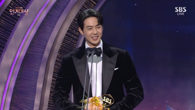 Kim Nam-gil, Grand Prize at ‘SBS Drama Awards’ “Acting, you have to be humble”