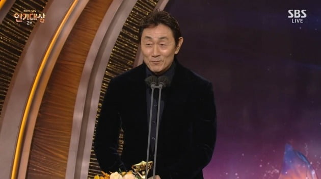 Kim Nam-gil, Grand Prize at ‘SBS Drama Awards’ “Acting, you have to be humble”