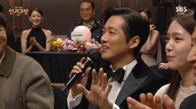 Namgoong Min captures ring on fourth finger