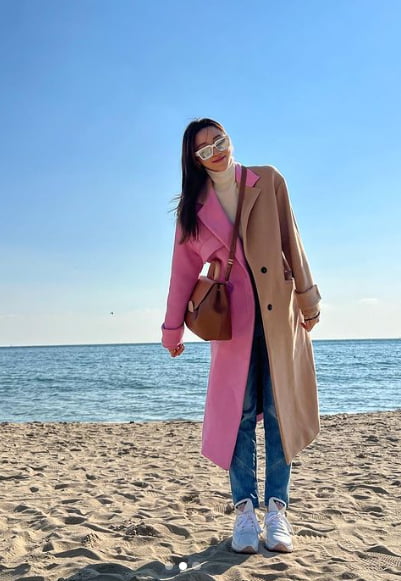 Seo White, a unique fashion sense with a two-tone color coat