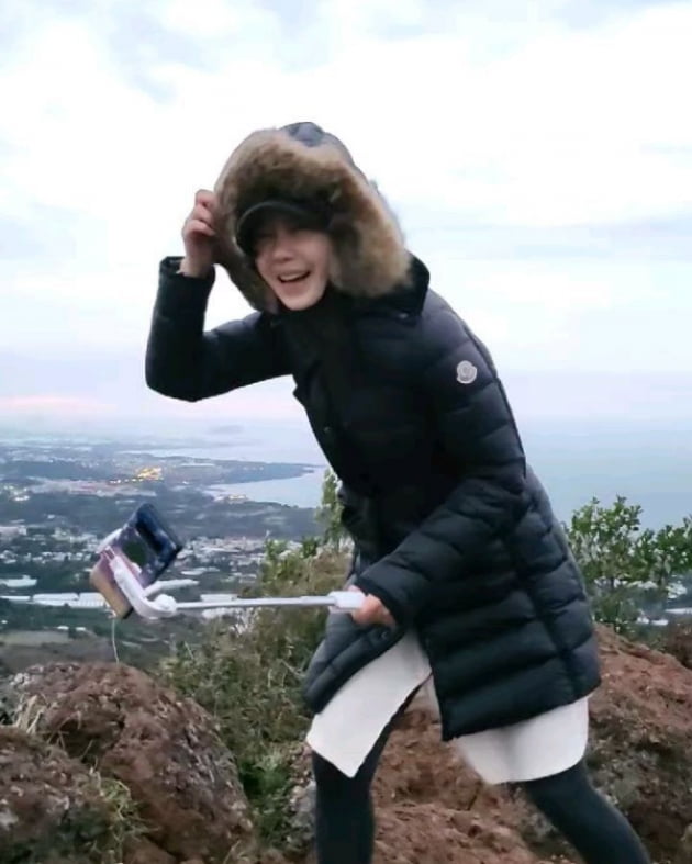 Lee Ji-hyun looks like she will be blown away by Jeju’s strong winds