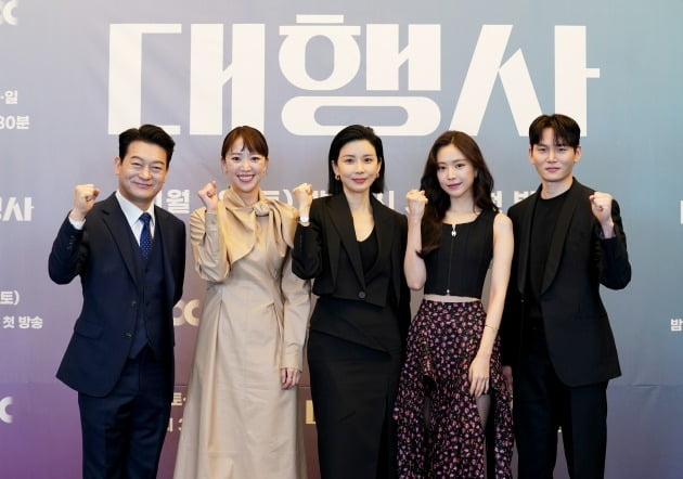 Lee Bo-young and Son Na-eun portray the fierce advertising world