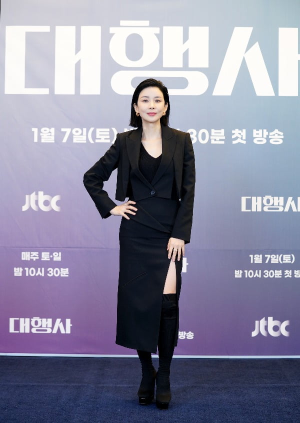 Lee Bo-young and Son Na-eun portray the fierce advertising world