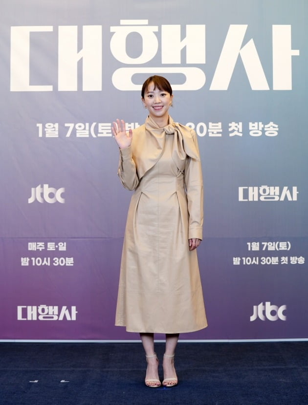 Lee Bo-young and Son Na-eun portray the fierce advertising world