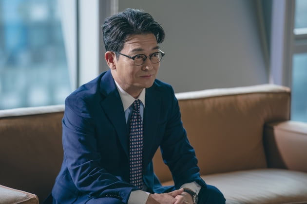 Cho Seong-ha, Lee Bo-young insults, exploits, and a scheming tactic itself.