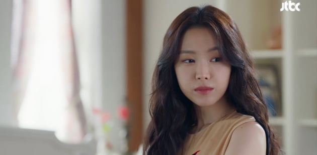 Son Na-eun, the youngest daughter of a chaebol family, is in love with Lee Bo-young.