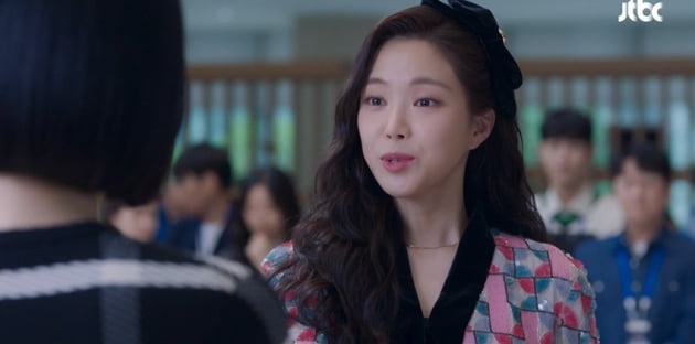 Son Na-eun, the youngest daughter of a chaebol family, is in love with Lee Bo-young.