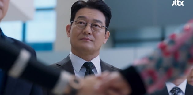 Son Na-eun, the youngest daughter of a chaebol family, is in love with Lee Bo-young.