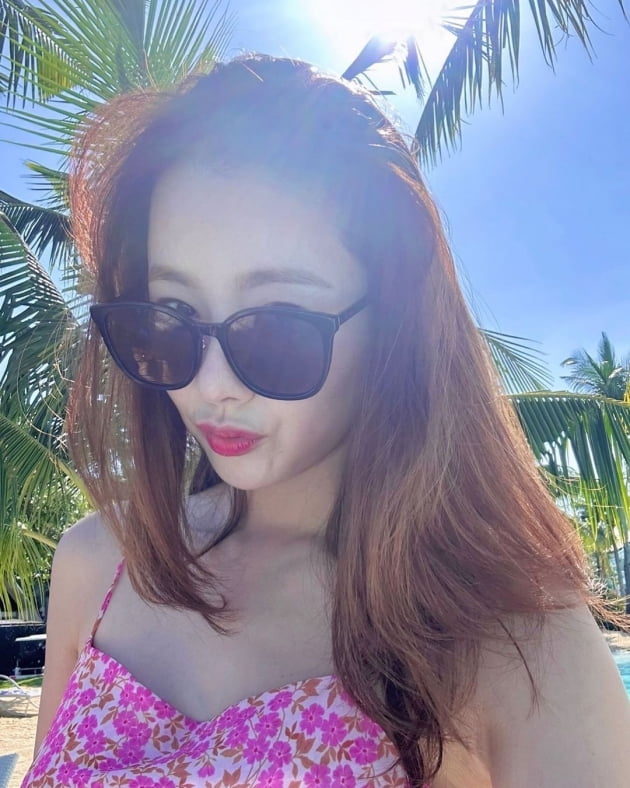 So Yi-hyeon, resort fashion complete with pink floral clothes