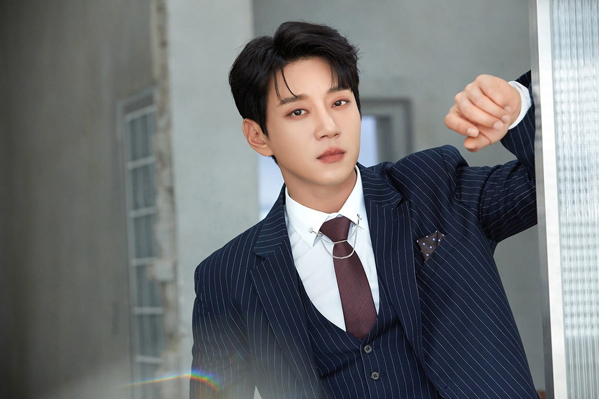 Singer Hwang Chi-yeol debuts as a movie actor
