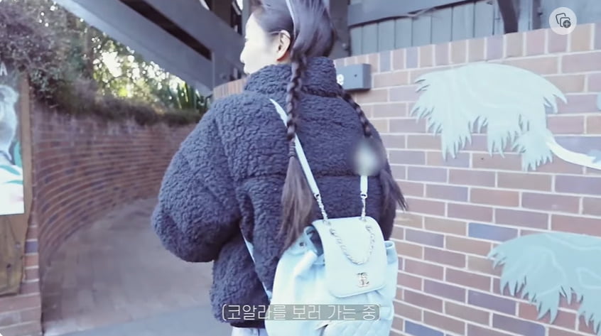 Jenny, with pigtail braids, succeeds in self-hairstyling, "Did you do well? Thank you."