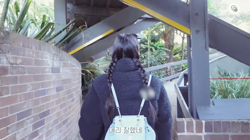 Jenny, with pigtail braids, succeeds in self-hairstyling, "Did you do well? Thank you."